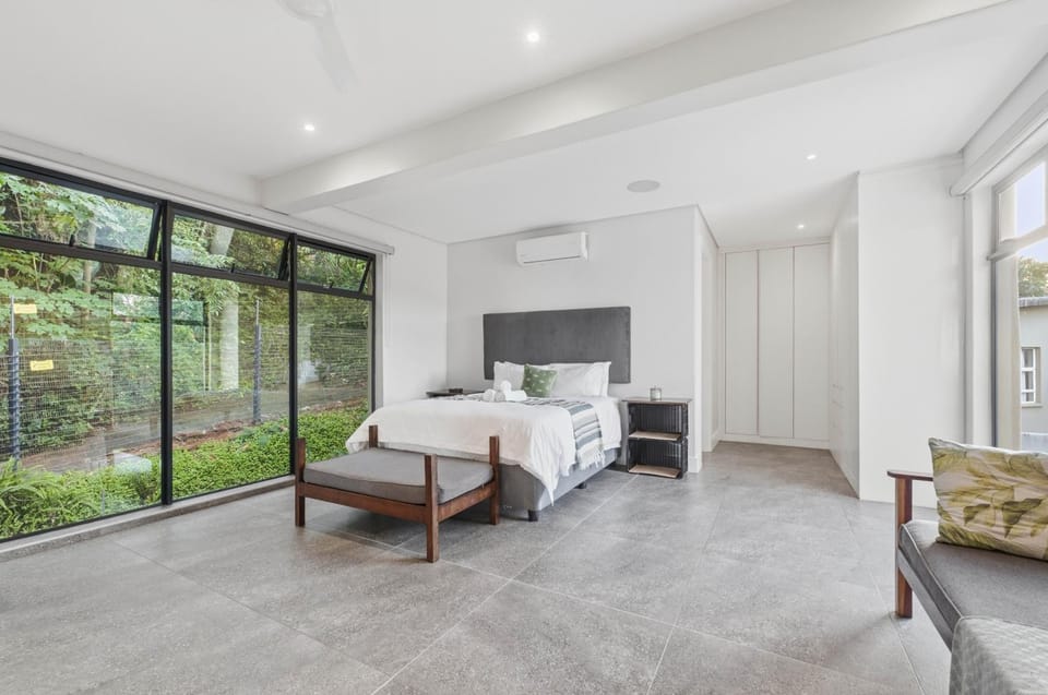 Bed, Living room, Photo of the whole room, Seating area, Bedroom, towels, air conditioner