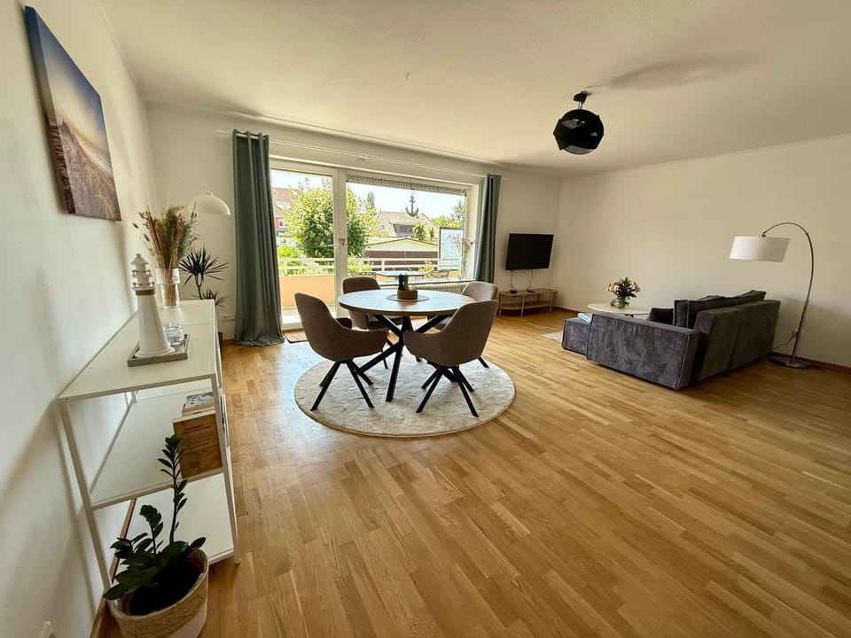 Communal lounge/ TV room, TV and multimedia, Living room, Seating area, Dining area