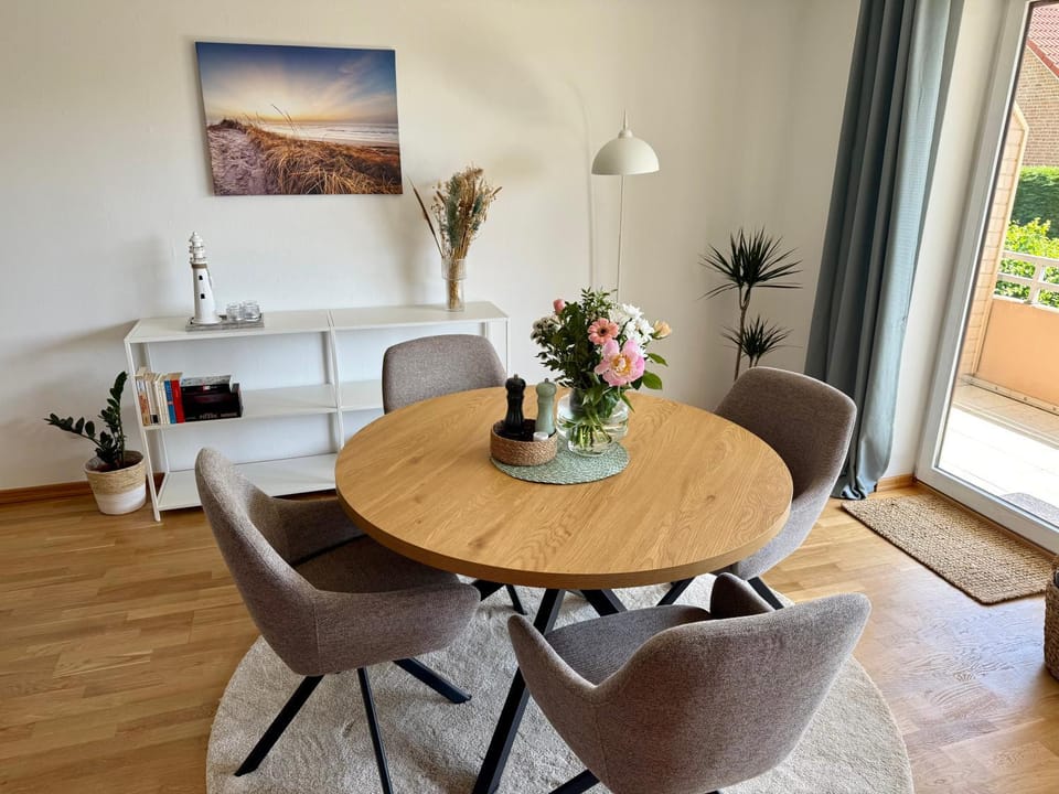 Seating area, Dining area