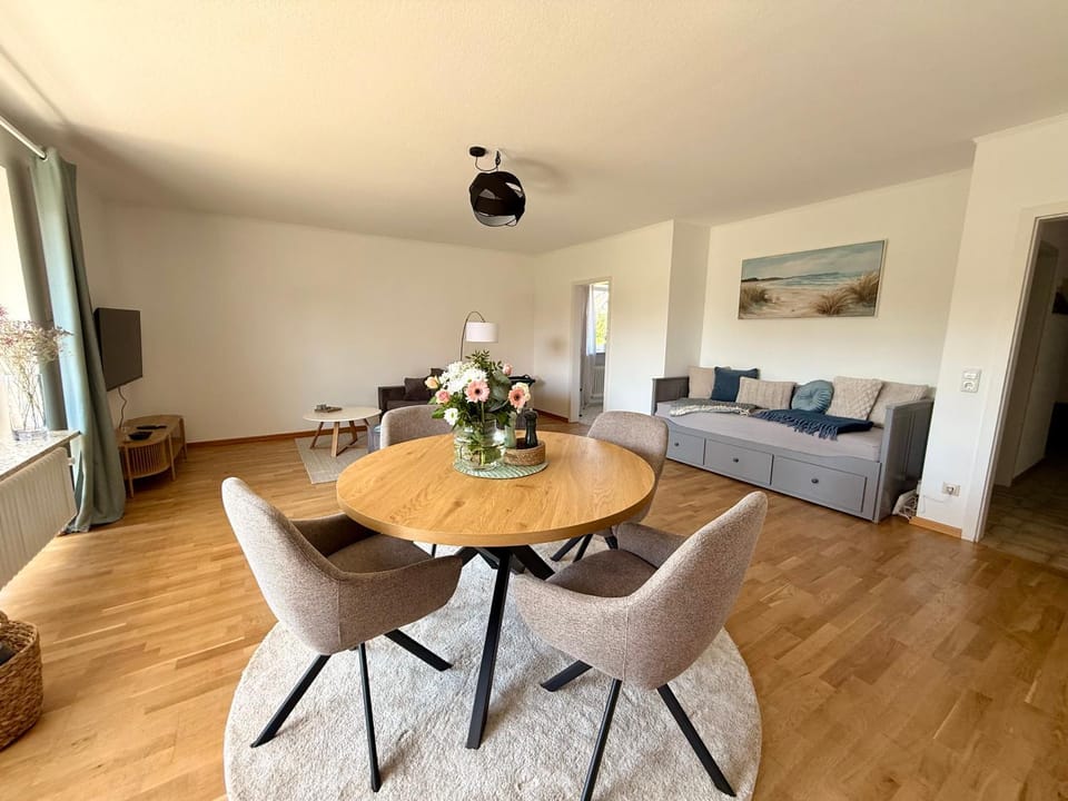 TV and multimedia, Living room, Photo of the whole room, Seating area, Dining area
