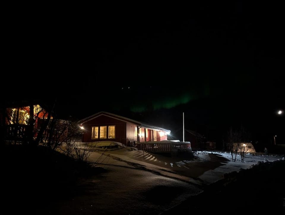 Cabin in stunning surroundings in Neverfjord Cabin in Troms Og Finnmark