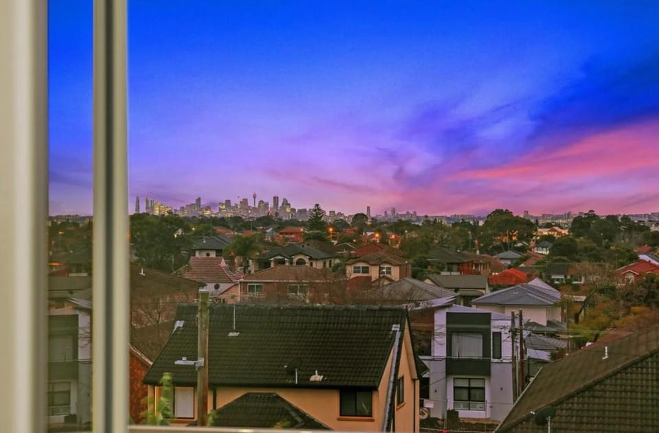 Mint Whispers - Quiet Cozy Room next to train station - with projector and Luxury mattress - 5 star Listing on other platforms Bed and Breakfast in Sydney