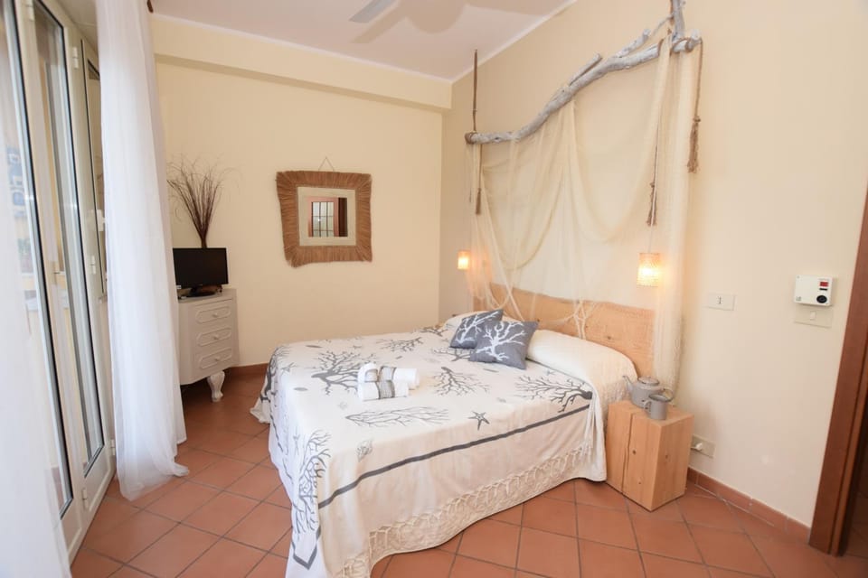 Bed, TV and multimedia, Decorative detail, Bedroom, internet