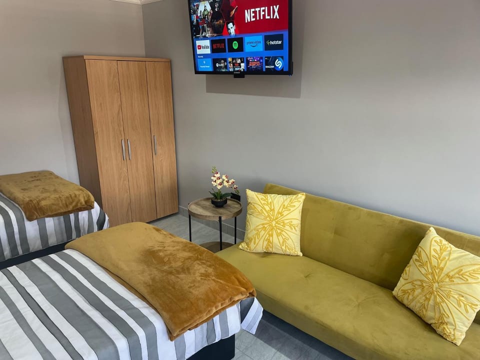 Bed, Photo of the whole room, Seating area