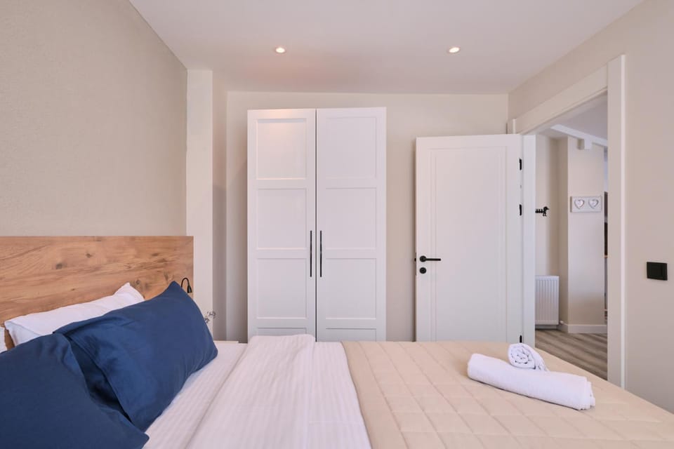 Bed, Bedroom, towels, wardrobe