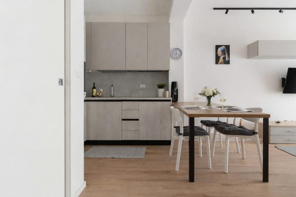 Kitchen or kitchenette, Dining area, stove