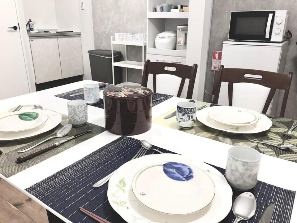Direct access to Kansai Airport, 3-minute walk to Nishi-Kujo Station, USJ 2 stations, Umeda, Shinsaibashi, Namba, Kyocera, good access, whole building rental Villa in Osaka