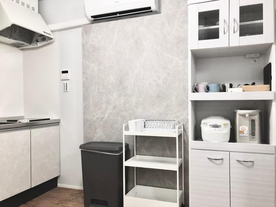 Direct access to Kansai Airport, 3-minute walk to Nishi-Kujo Station, USJ 2 stations, Umeda, Shinsaibashi, Namba, Kyocera, good access, whole building rental Villa in Osaka