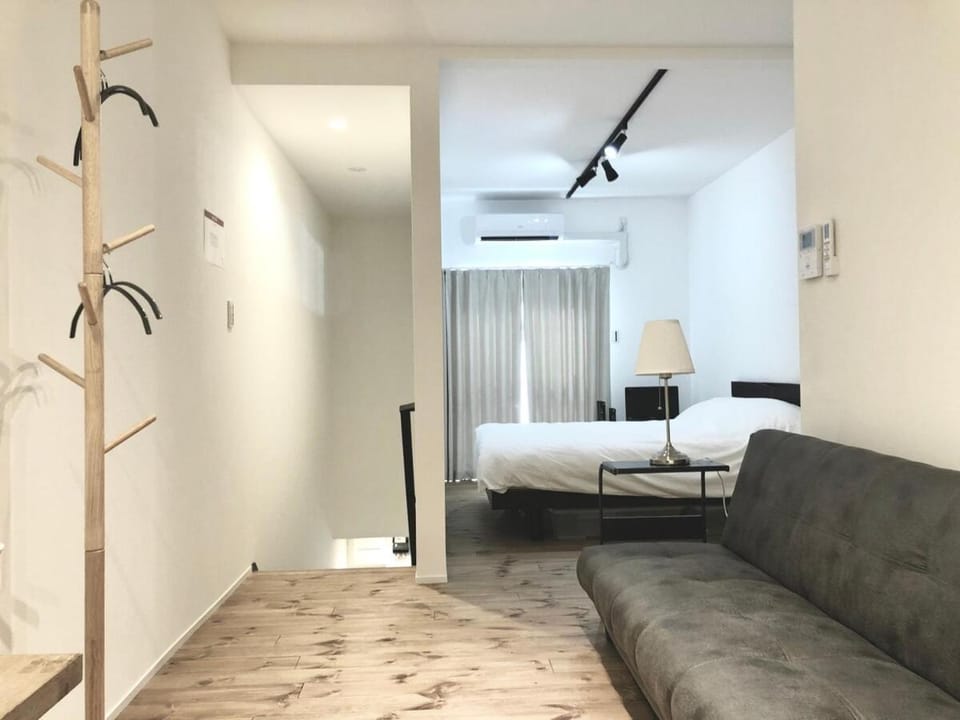Direct access to Kansai Airport, 3-minute walk to Nishi-Kujo Station, USJ 2 stations, Umeda, Shinsaibashi, Namba, Kyocera, good access, whole building rental Villa in Osaka