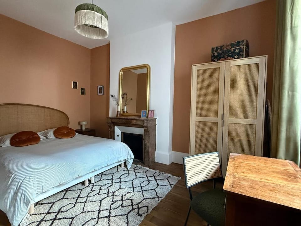 Photo of the whole room, Bedroom, wardrobe