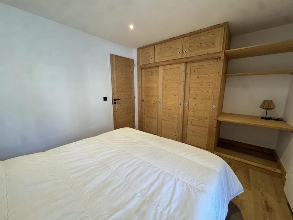 Photo of the whole room, Bedroom