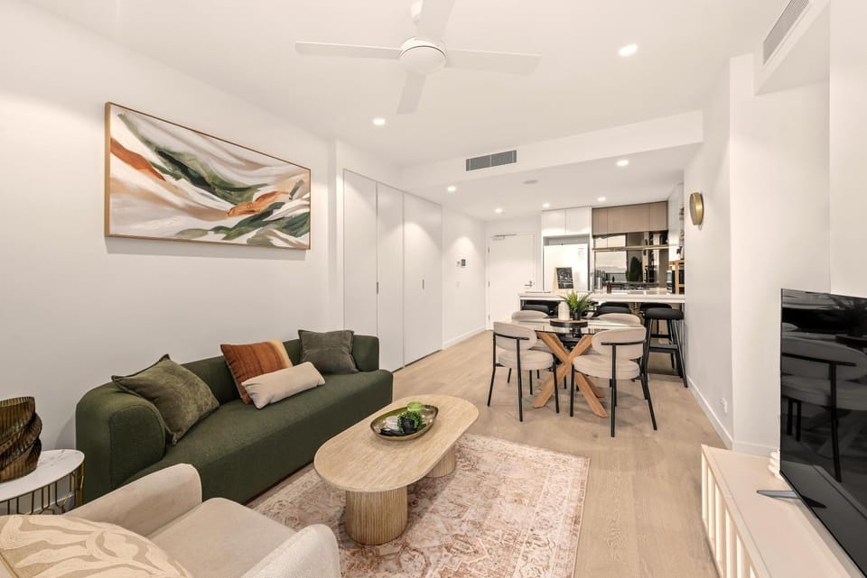 Kitchen or kitchenette, Living room, Seating area, Dining area