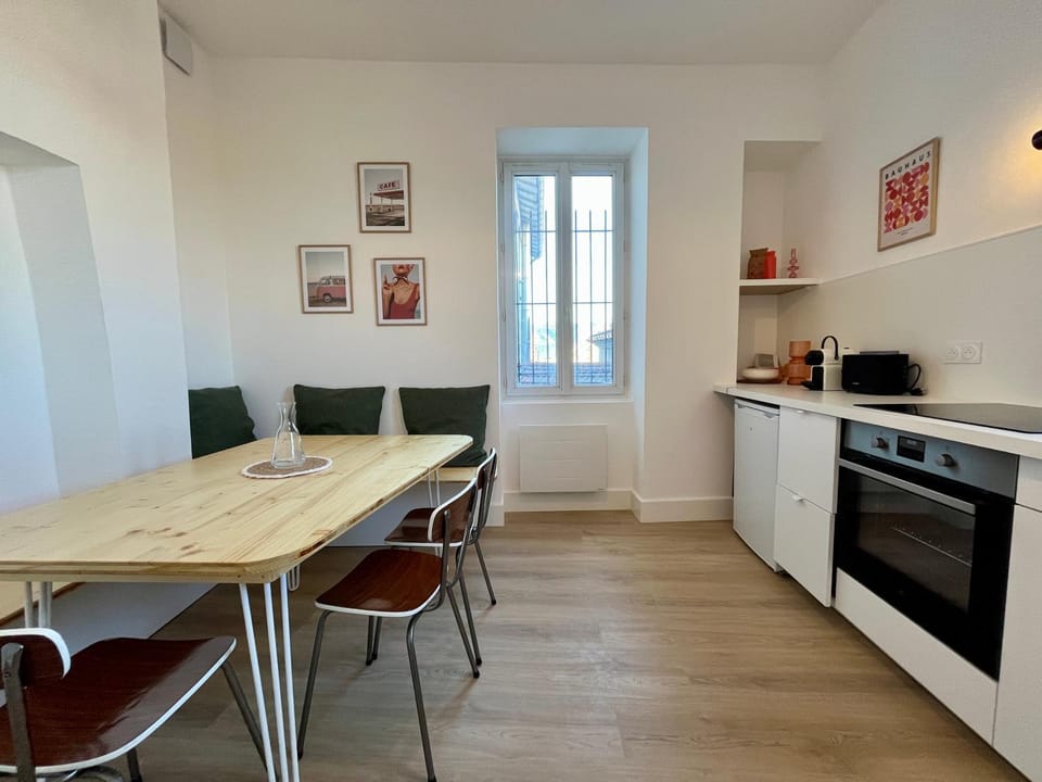 Kitchen or kitchenette, Dining area, oven, stove