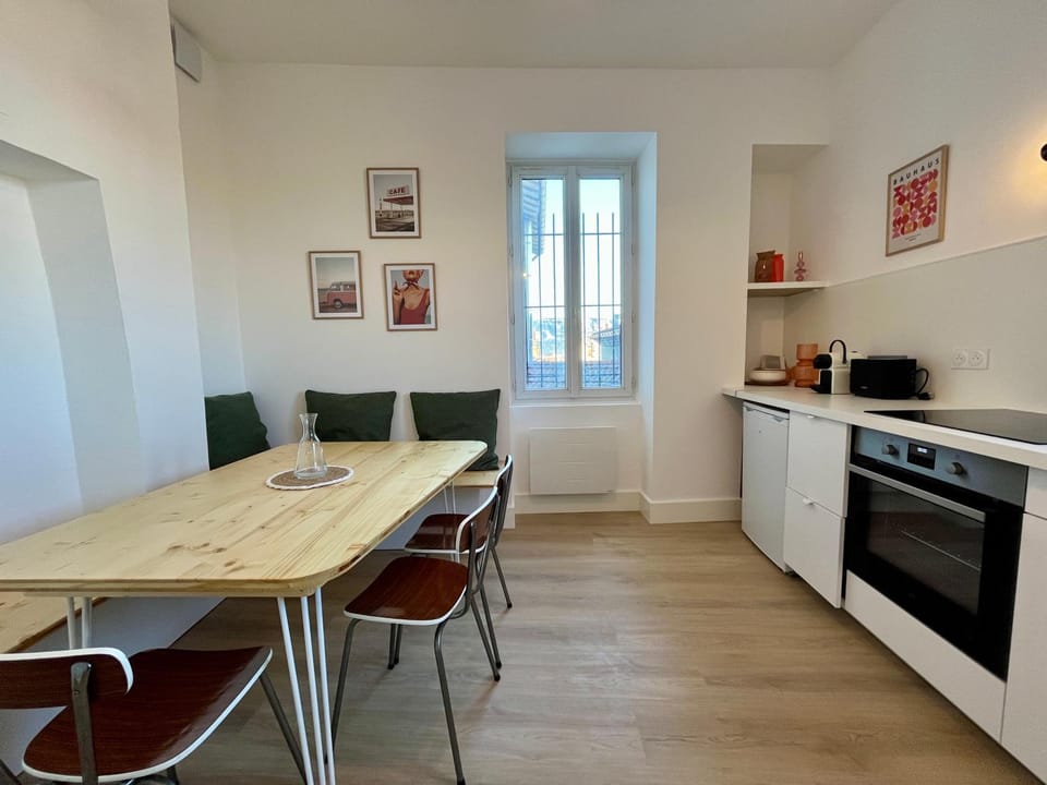 Kitchen or kitchenette, dishwasher, oven, stove