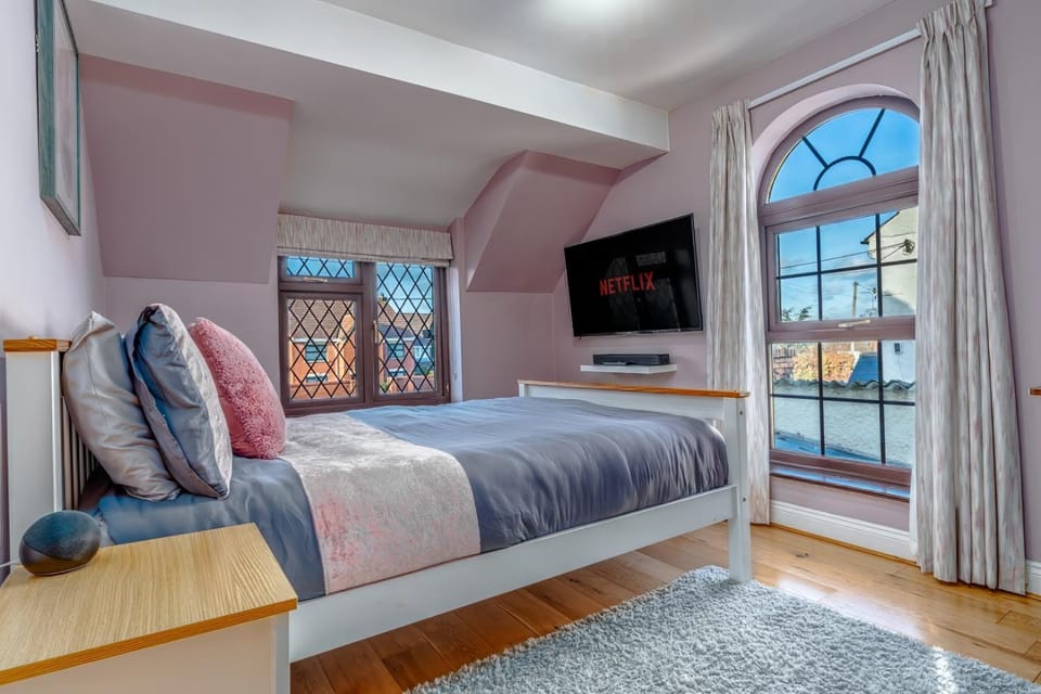 Bed, TV and multimedia, Photo of the whole room, Bedroom