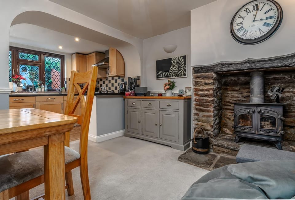 Kitchen or kitchenette, Seating area, Dining area