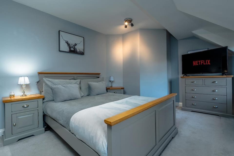 Bed, TV and multimedia, Photo of the whole room, Bedroom