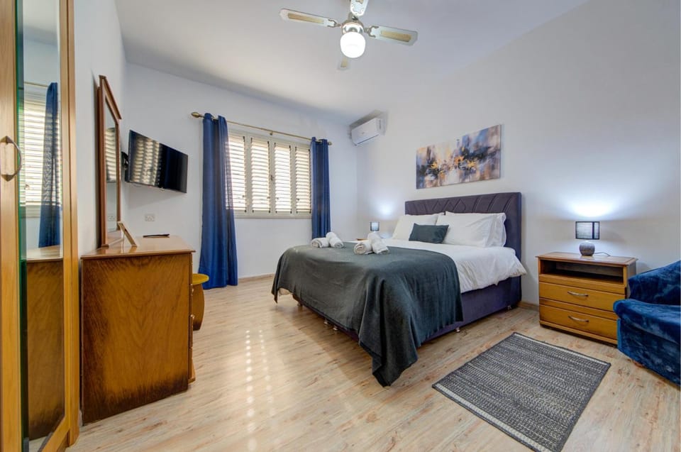 Communal lounge/ TV room, Bed, TV and multimedia, Photo of the whole room, Evening entertainment, Bedroom, fireplace