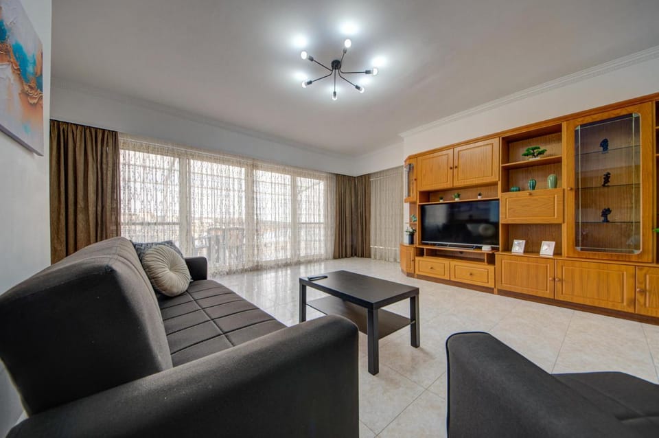 Communal lounge/ TV room, TV and multimedia, Living room, Seating area, Evening entertainment