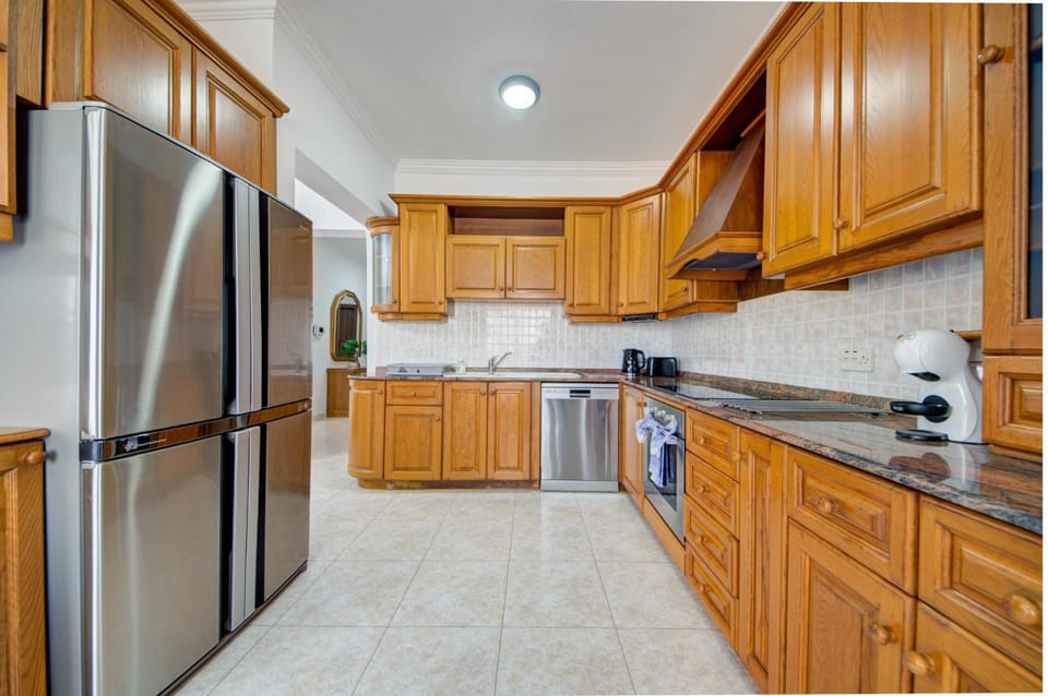 Kitchen or kitchenette, dishwasher, minibar, oven, stove, toaster