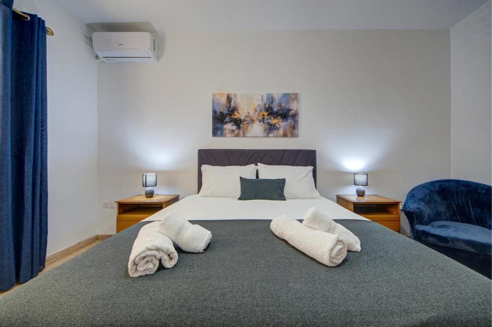 Bed, Photo of the whole room, Bedroom, towels, air conditioner
