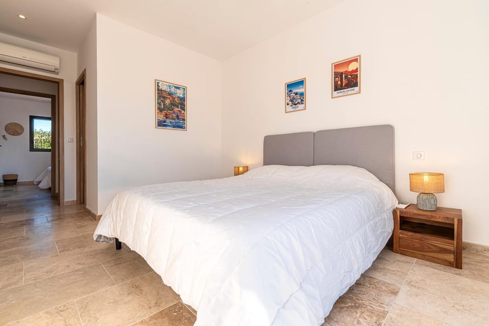 Photo of the whole room, Bedroom
