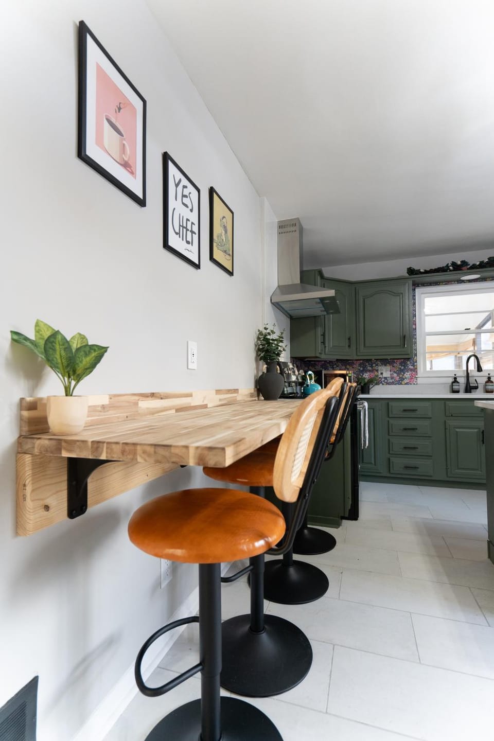 Kitchen or kitchenette, Dining area