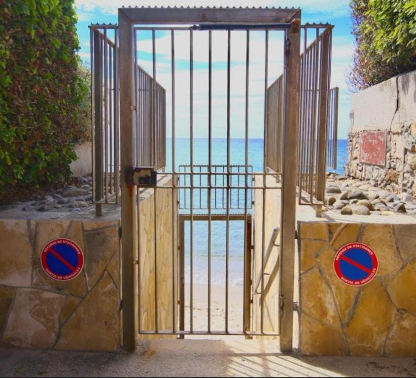 appartement T2, vue mer, accès privé à la plage Apartment in La Seyne-sur-Mer