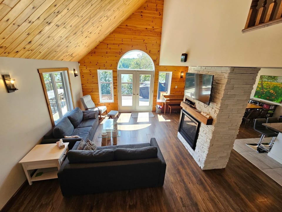 Spa & Lake Mailloux Waterfront - Le Rassembleur Chalet in Maine
