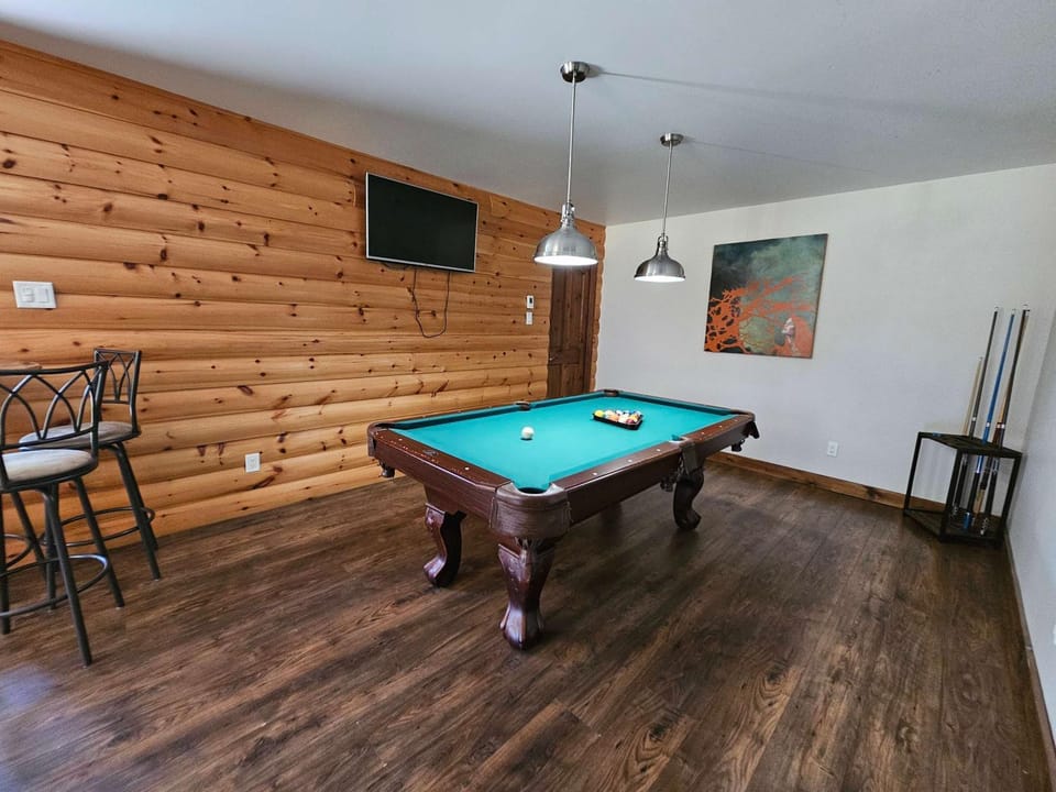 Spa & Lake Mailloux Waterfront - Le Rassembleur Chalet in Maine