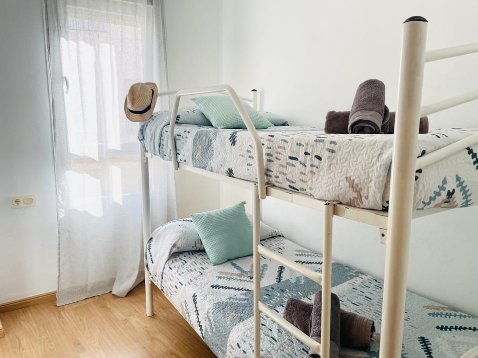 Bedroom, bunk bed