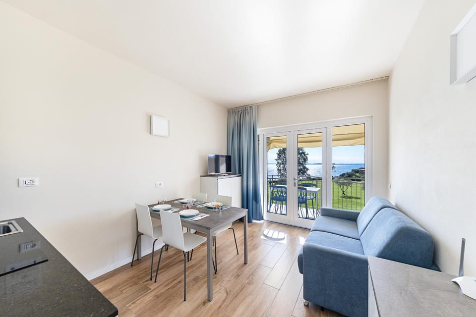 Communal lounge/ TV room, TV and multimedia, Living room, Dining area, Lake view