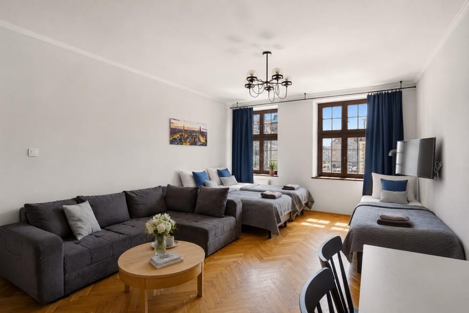 Communal lounge/ TV room, Bed, Living room