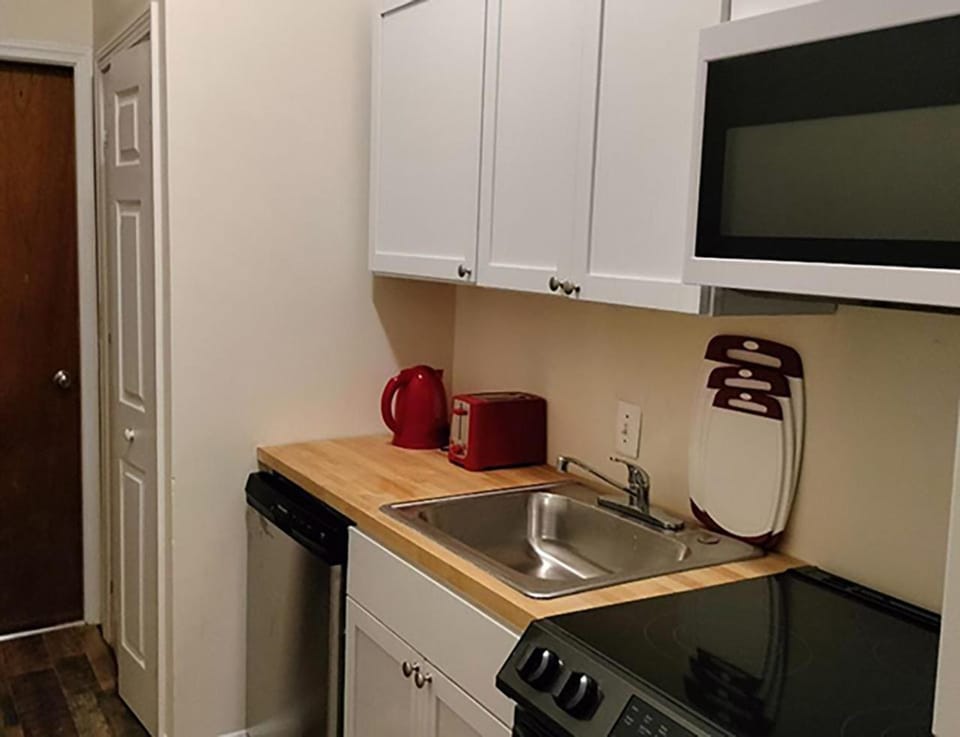 Nice&comfy 1BR apt, 1st fl, near T, free parking Apartment in Malden