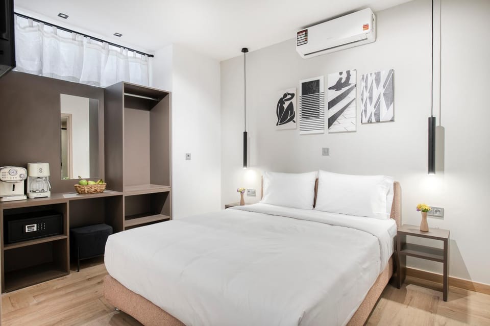 Photo of the whole room, Bedroom