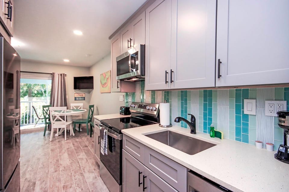 Coffee/tea facilities, Kitchen or kitchenette, dishwasher, oven