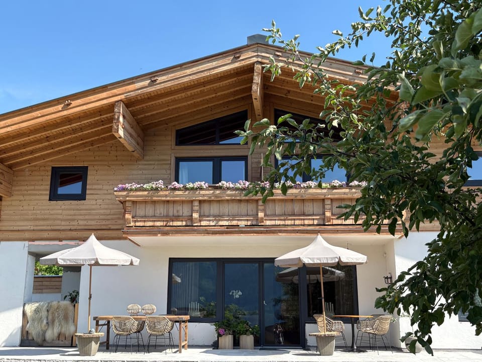 Property building, Garden, Balcony/Terrace, Mountain view, Breakfast