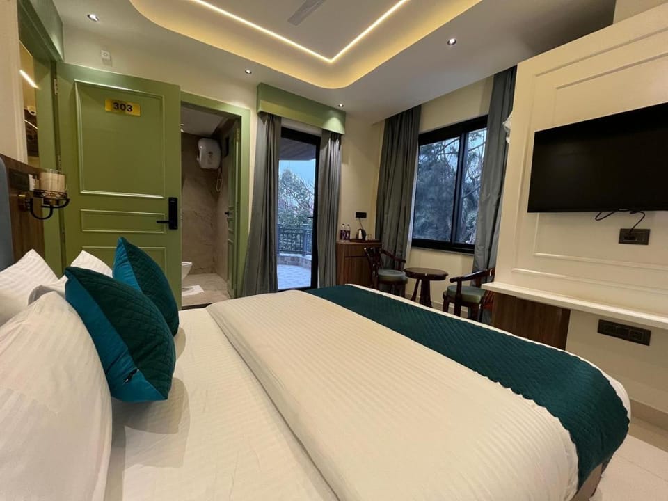 Bed, TV and multimedia, Photo of the whole room, Bedroom