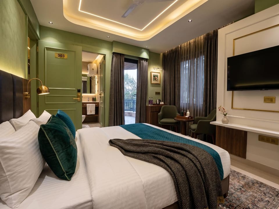 Bed, TV and multimedia, Photo of the whole room, Bedroom