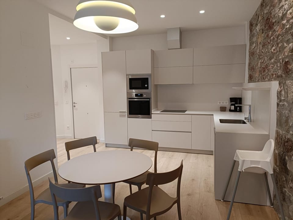 Kitchen or kitchenette, Dining area
