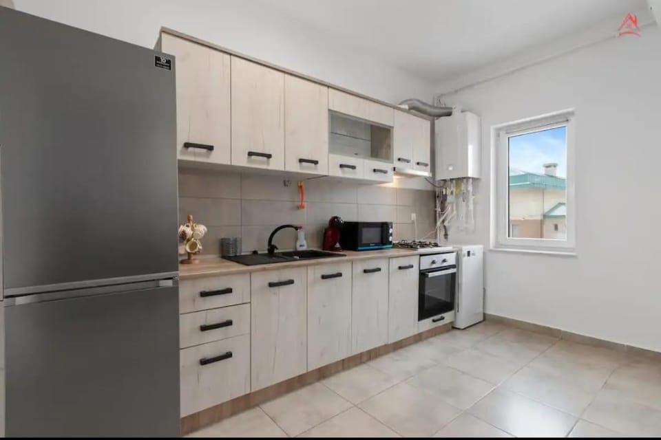 Kitchen or kitchenette, minibar, stove
