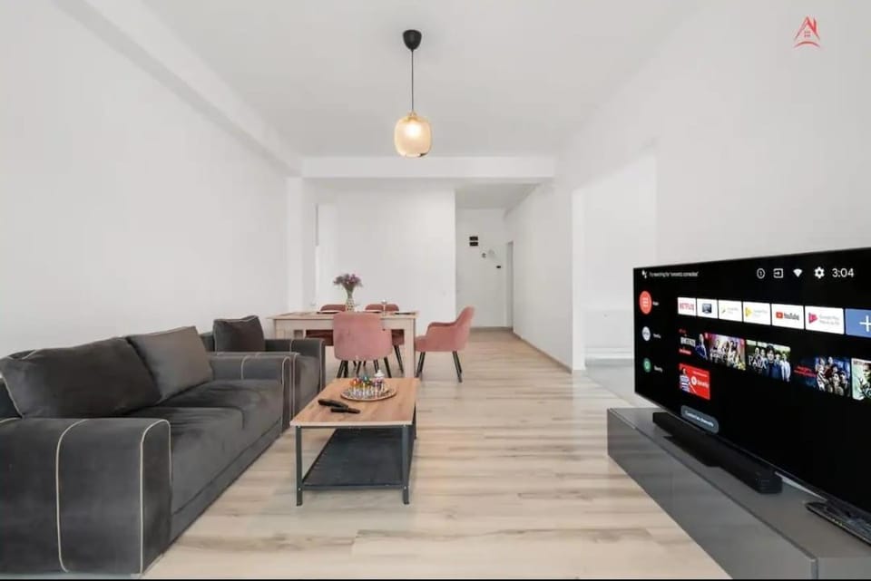Communal lounge/ TV room, TV and multimedia, Living room, Seating area, Evening entertainment