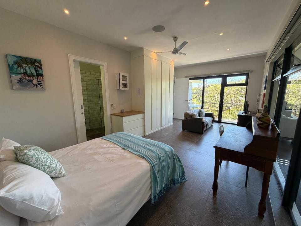 Bed, TV and multimedia, Seating area, Bedroom