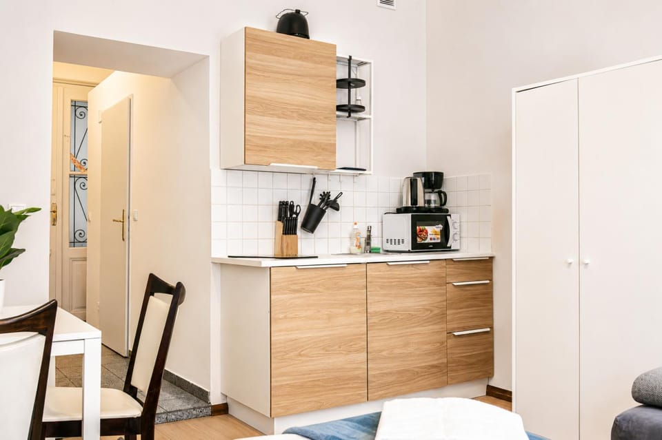 Coffee/tea facilities, Kitchen or kitchenette, Dining area, stove