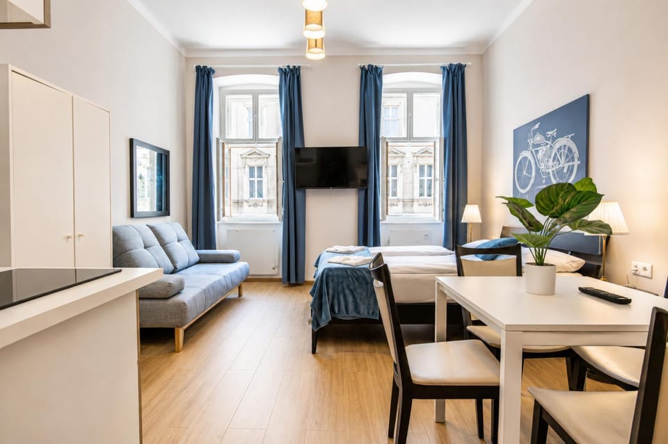 Bed, TV and multimedia, Seating area, Dining area, Bedroom