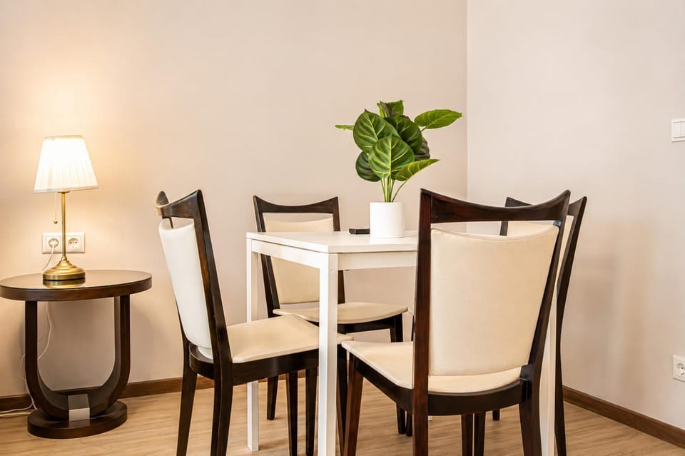 Seating area, Dining area
