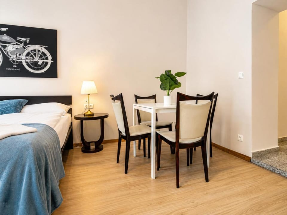 Property building, Bed, Seating area, Dining area, Bedroom