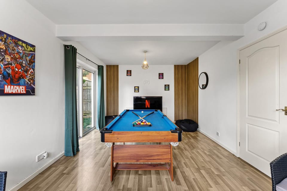 The Grand Retreat - Games Room - Garden House in Bristol