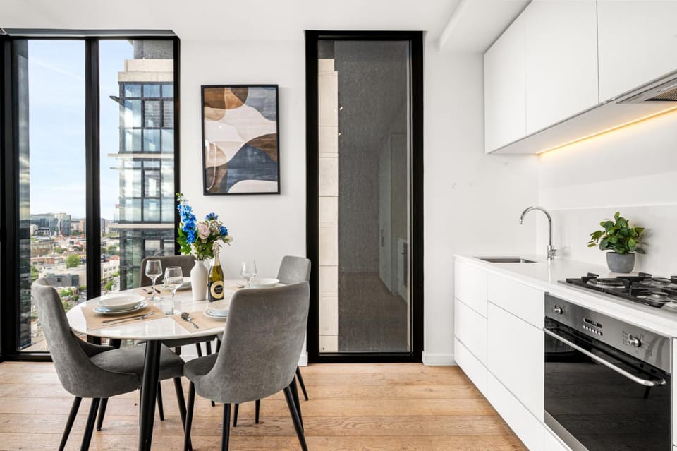 Kitchen or kitchenette, Living room, Dining area, Evening entertainment, City view, Dinner, dishwasher, internet, oven, storage, stove, stove, toaster, air conditioner