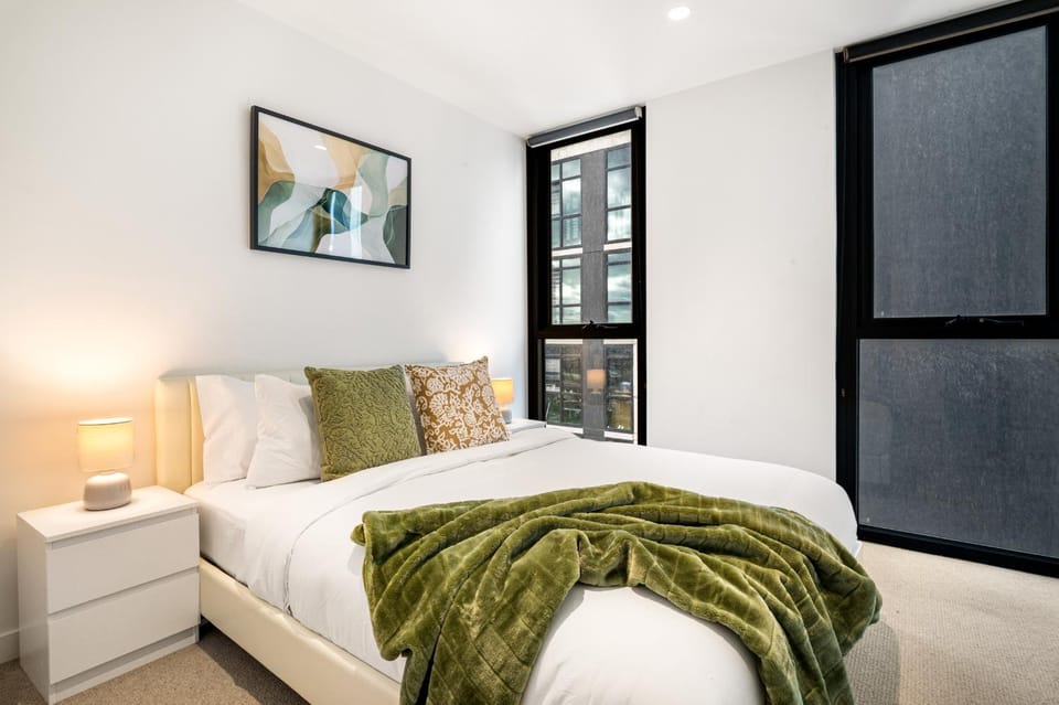 Bed, Photo of the whole room, Decorative detail, Seating area, Bedroom, internet